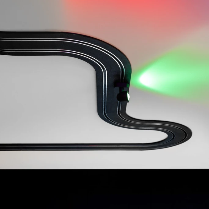 Race of Lights, la lámpara hecha con pistas Scalextric - Autocosmos