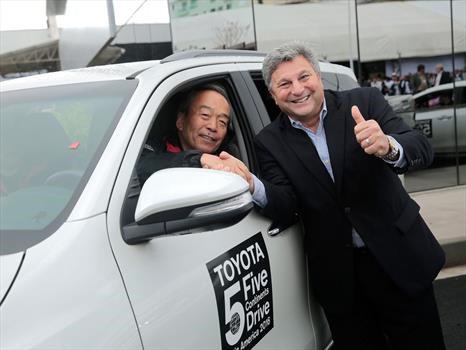 Takeshi Uchiyamada, Presidente de la Junta Directiva de Toyota Motor Corporation, y Steve St. Angelo, Presidente para América Latina y el Caribe de Toyota Motor Corporation