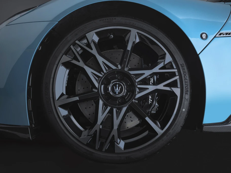 Maserati MCPURA estrena llantas Bridgestone - Autocosmos