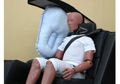 Toyota presenta su airbag central para el asiento trasero