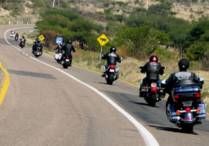 Señales con las manos en moto