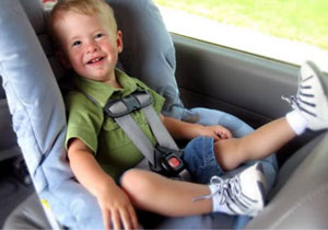 Cómo mantener seguros a sus hijos en el auto