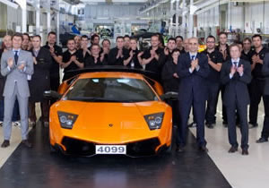 El último Lamborghini Murciélago sale de la línea de producción