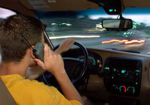 Estudian bloquear señal de celulares en los autos
