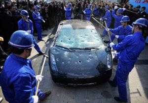 Destruyen Lamborghini Gallardo a martillazos en China