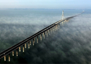 China inaugura el puente vehicular más largo sobre el mar