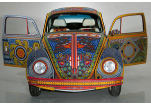 Vochol, un Volkswagen Sedán revestido de arte huichol