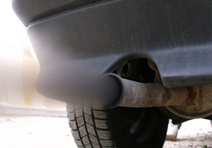 Identifica qué problema tiene el motor de tu auto por el color del humo
