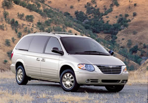 Chrysler llama a revisión más de 300 mil minivans Voyager y Town and Country