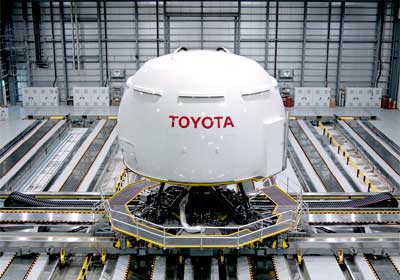 Toyota presenta su simulador virtual de manejo.