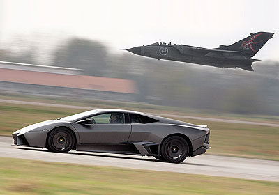 Lamborghini Reventón 2008 vs. un cazabombardero!