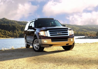 Ford llama a revisión 180,000 unidades de SUVs y Vans