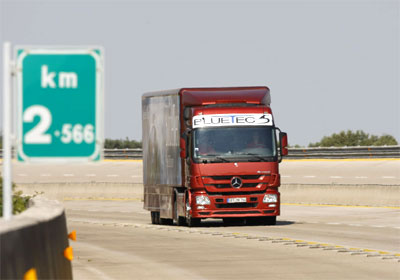 Mercedes Benz logra un record de desempeño en un camión de carga
