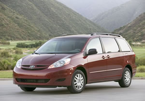 Toyota ajusta proyección de ventas para 2009, confirma híbrido para 2010