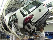 Volkswagen interrumpe producción en seis plantas 