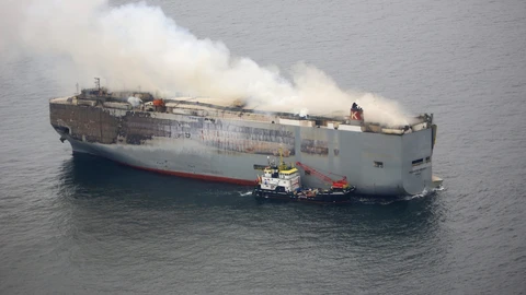 Otro barco cargado de autos se incendia en alta mar
