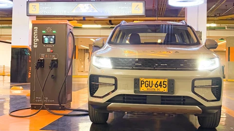 Estaciones de carga rápida con IA para vehículos eléctricos llegan a Multiplaza Bogotá