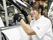 Empleados de Audi utilizan guantes médicos para mejorar la ergonomía 