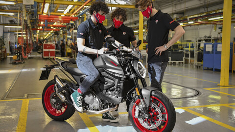 Los pilotos de Ducati le dan la bienvenida a la nueva generación de la Monster