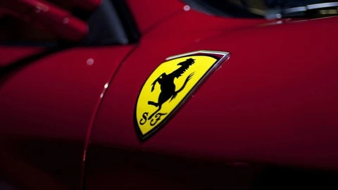 ¿Por qué Ferrari prohíbe a ciertas personas comprar alguno de sus autos?