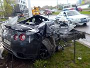 Futbolista ruso destruye su Nissan GT-R y se salva por poco