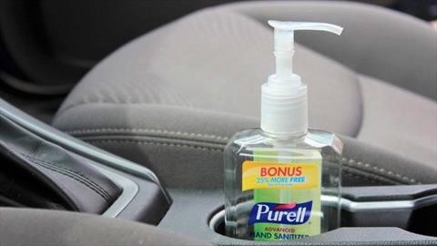 Por qué no es bueno dejar el gel antibacterial en el interior del automóvil