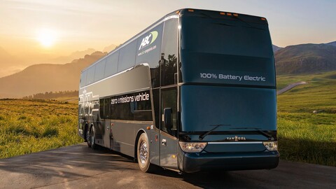Primer autobús eléctrico de dos pisos realiza un viaje de 4.000 kilómetros