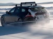 Jaguar XF S Sportbrake remolca a una persona esquiando