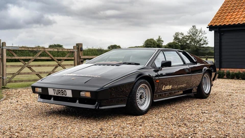 En este Lotus Esprit se probó la primera suspensión activa de F1