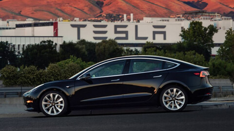 Tesla llama a revisión más de 700 mil autos por diversas fallas de seguridad