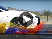 Un Lexus RC F Sport en slow motion pasando sobre charcos de pintura