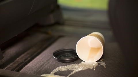 Cómo quitar las manchas de café u otra bebida de los asientos y alfombra del automóvil