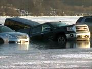 Video: Vehículos cayeron a través de un lago congelado