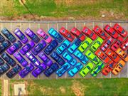 Crean arcoíris con coloridos Dodge Challenger