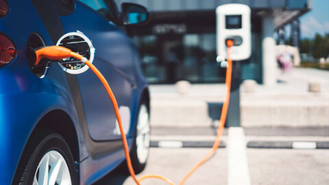 Las baterías de los vehículos eléctricos son cada vez más baratas
