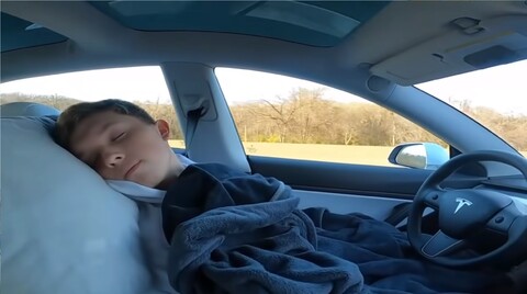Joven activa el sistema de conducción autónoma de Tesla y se duerme durante el viaje