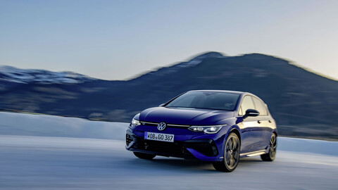 Volkswagen Golf R 2022 a prueba en la nieve, genes de auto de rallies