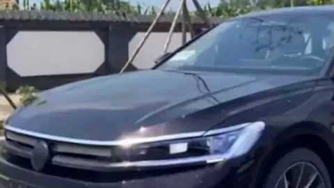El futuro Volkswagen Passat sedán es visto en China con camuflaje