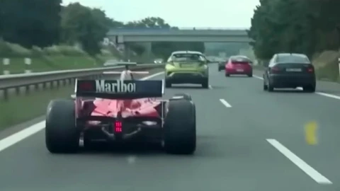 Video: ¿Qué hace este F1 suelto en la carretera?