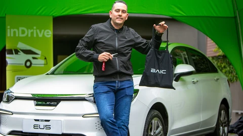 InDrive premió con un BAIC eléctrico a socio conductor en Calama