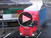Al no hacer caso del semáforo un camión es impactado por un tren 