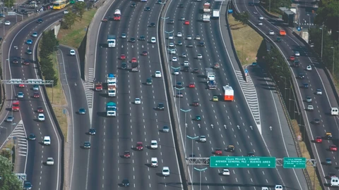 Hay que ceder el carril izquierdo aun circulando a velocidades máximas en Argentina