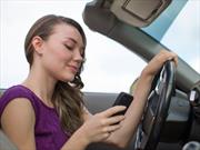 Este video muestra cómo se distraen los adolescentes al volante 