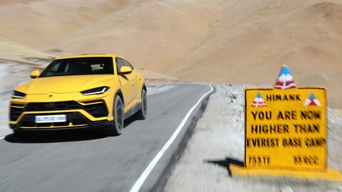 Lamborghini Urus circula por la carretera más alta sobre el nivel del mar del mundo