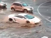 Video: un Lamborghini Gallardo cruza sano y salvo por inundación   