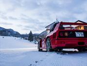 Ferrari F40 asciende una montaña cubierta de nieve 