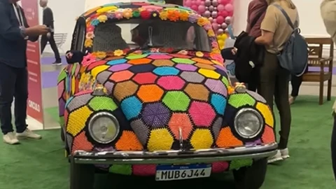 Volkswagen Sedán se decora con crochet por artesana brasileña