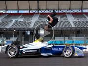 Atleta hace un backflip sobre un Fórmula E