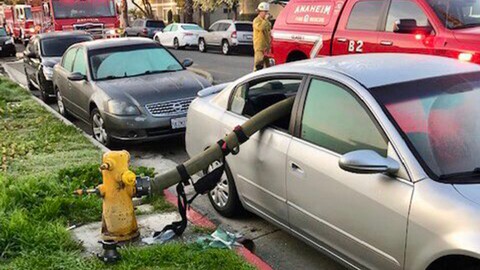 Para que no pase esto, nunca estacionar frente a un hidrante