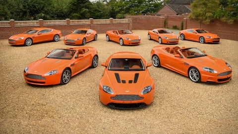 Una colección de ocho Aston Martin de color naranja se va a subasta